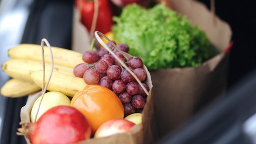 Foto von Papiertüten mit Obst und Gemüse.