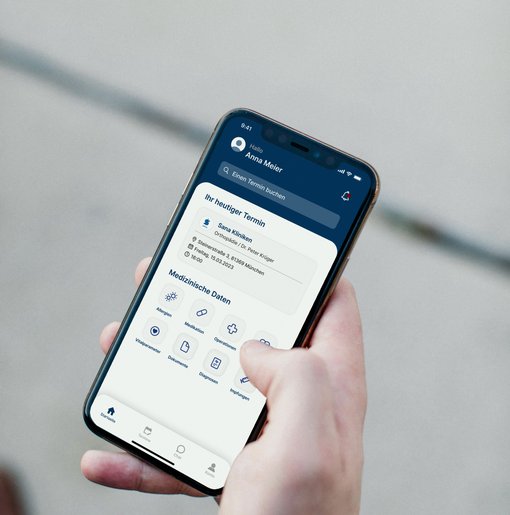 Eine Hand hält ein Smartphone, auf dem das Patientenportal MeineSana geöffnet ist.