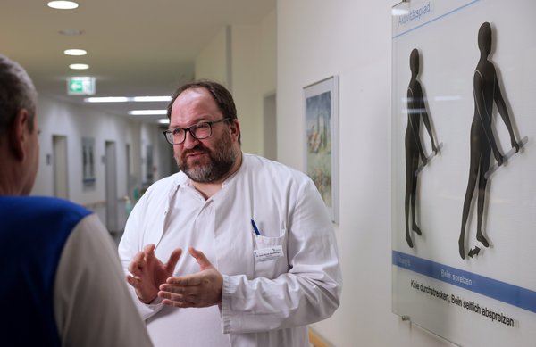 Dr. Henrik Naumburger im Gespräch mit einem Patienten im Endoprothetik-Zentrum Königs Wusterhausen.